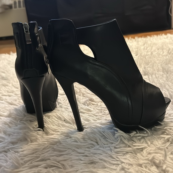 Never worn peep toe stilettos with cut outs. - Picture 4 of 4